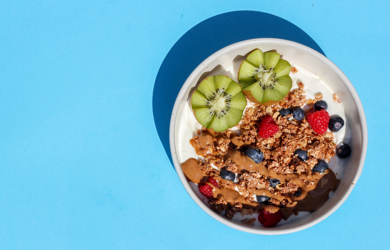 Cremig-nussige Joghurt-Bowl mit Knusper Topping