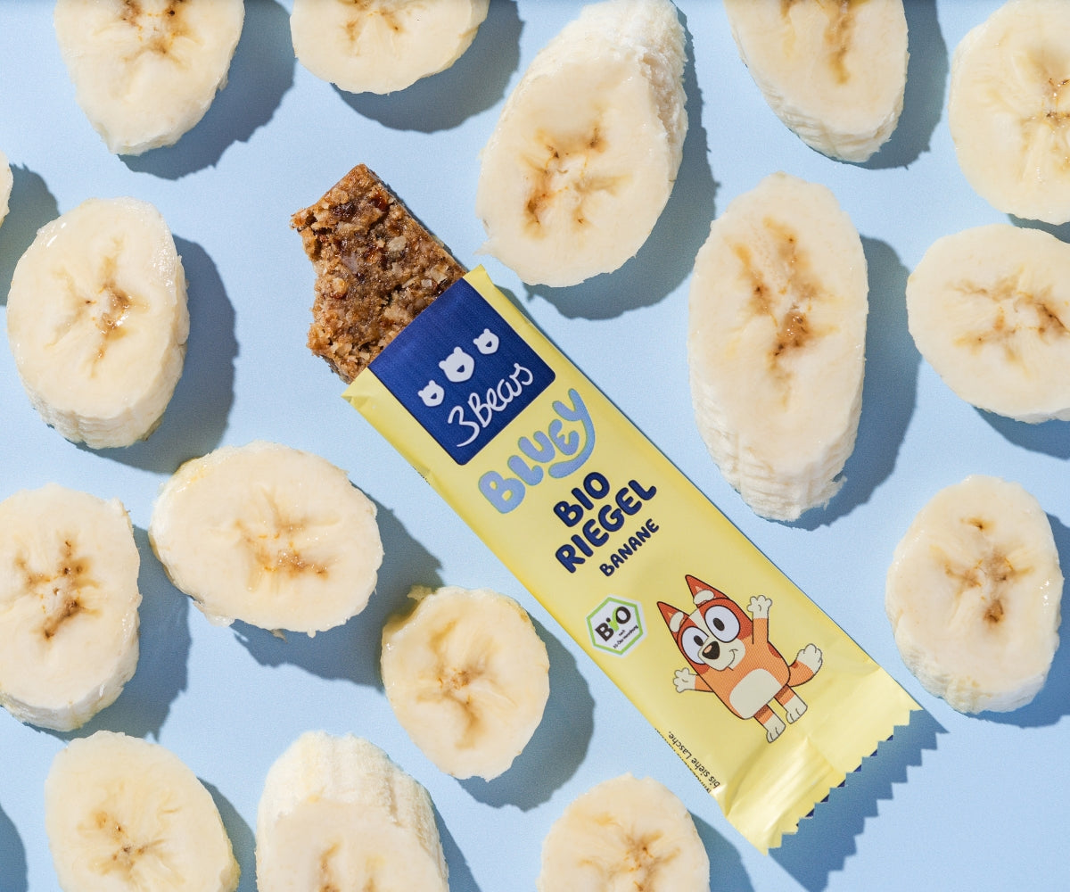 Nahaufname geöffneter Bio Riegel Banane