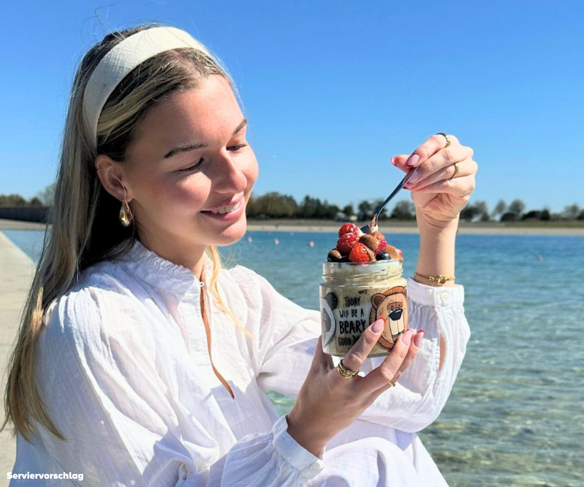 Overnight Oats Coconut Bliss Serviervorschlag mit Erdnussmus.