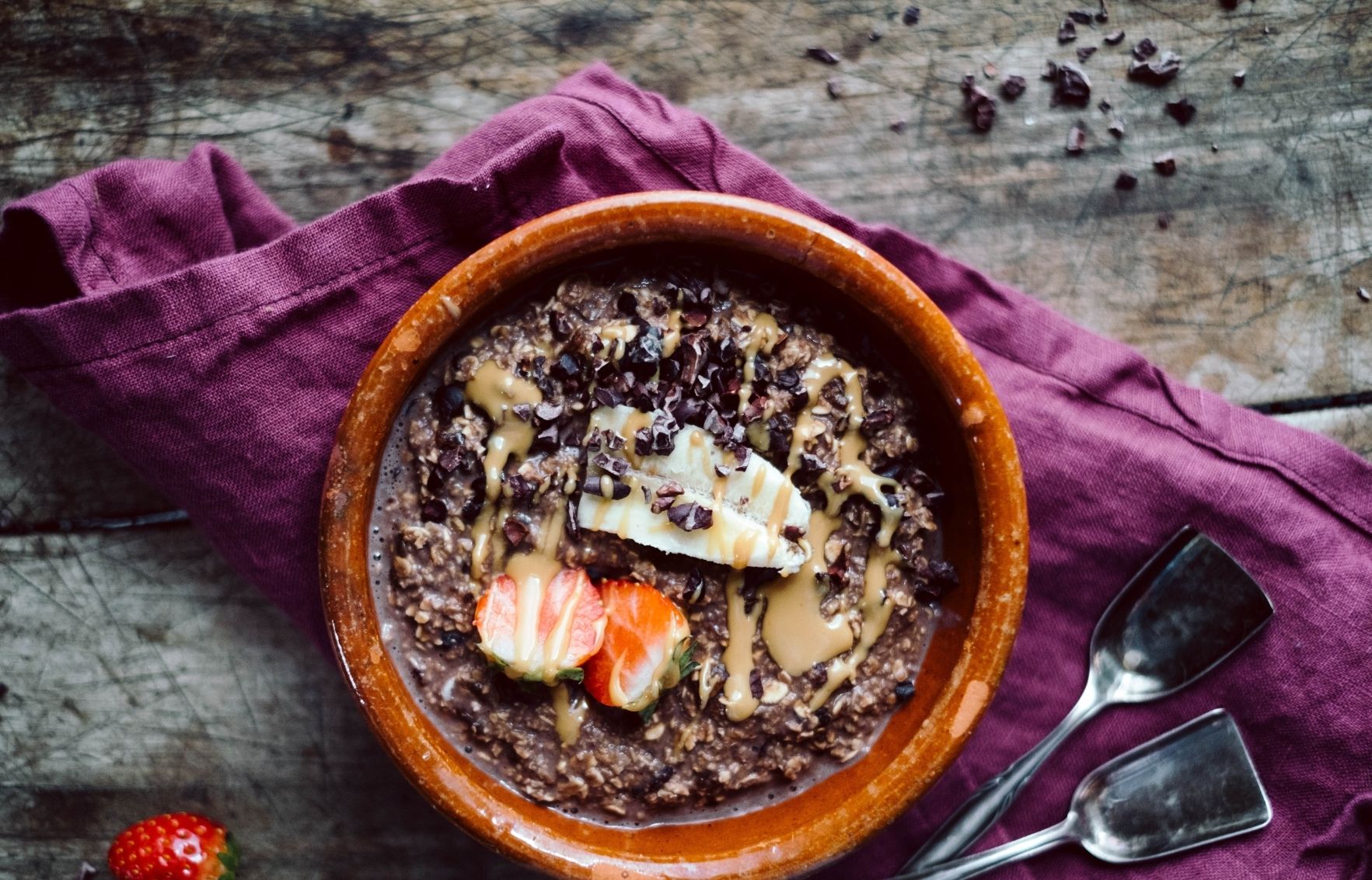 Schokoladen Porridge mit Kokosraspeln und frischen Früchten