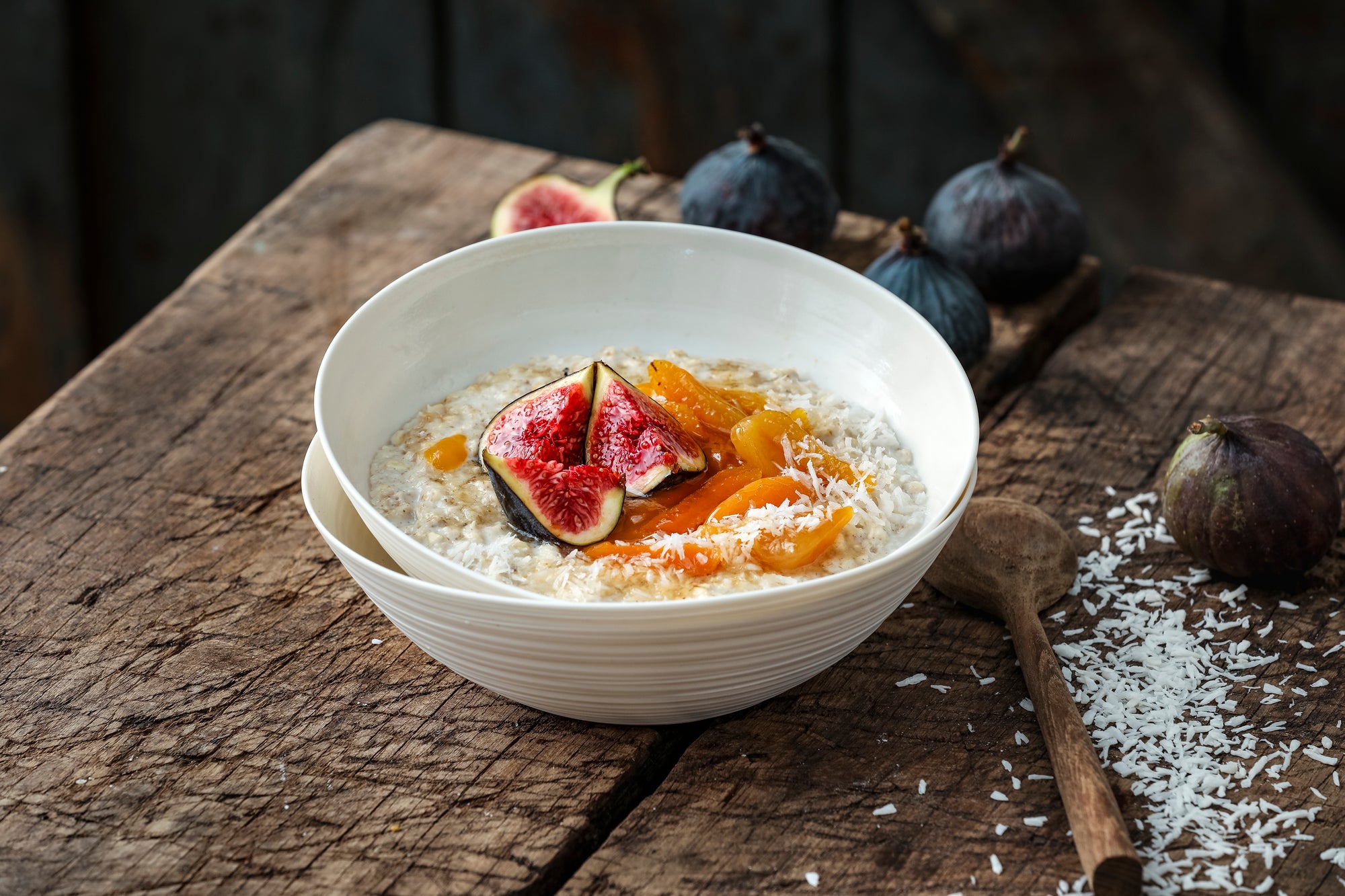 Veganes Kokosnuss-Porridge mit Feigen und Aprikosenkompott