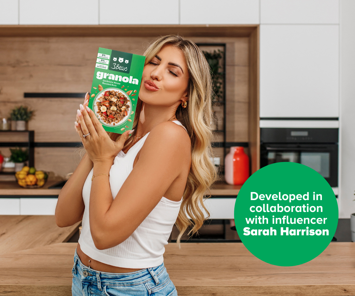 Influencerin Sarah Harrison mit verbesserter Rezeptur von Granola Roasted Nuts 