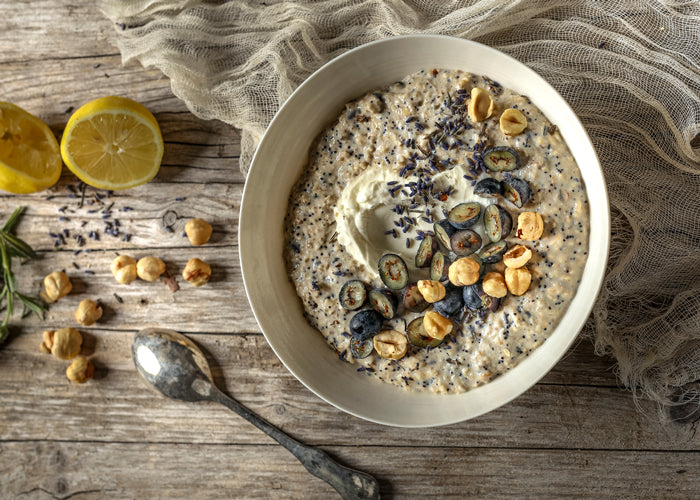 Lavendel Porridge mit Heidelbeeren